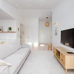 Classy White By Oneapartments *