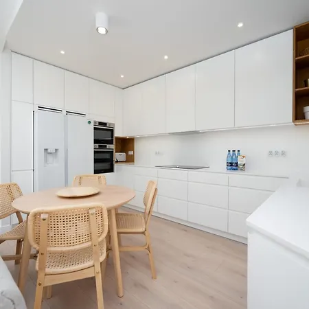 Classy White By Oneapartments