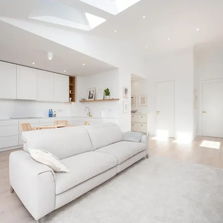 Classy White By Oneapartments