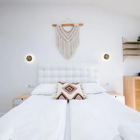 Classy White By Oneapartments Apartment