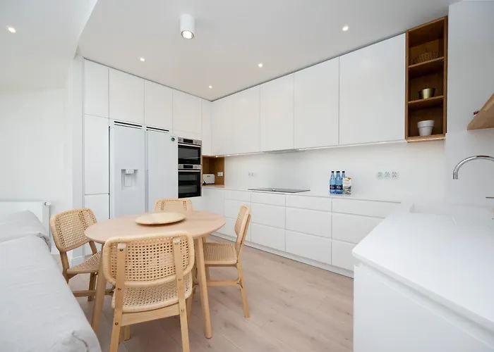 Classy White By Oneapartments