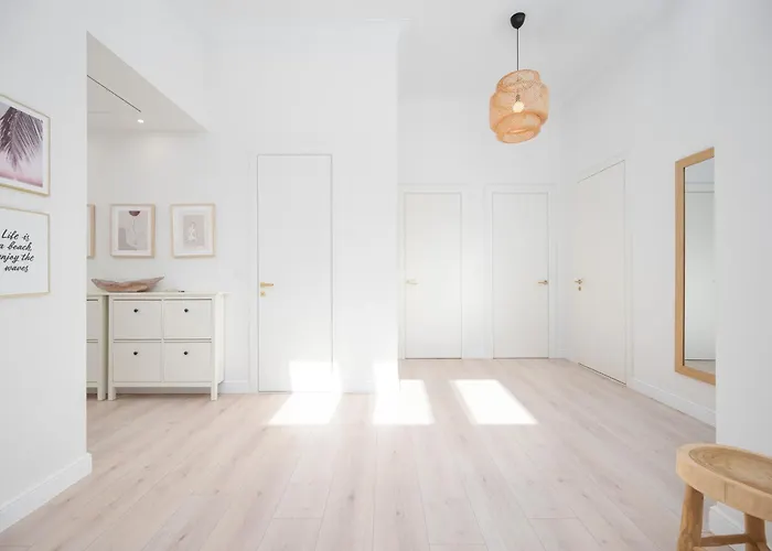 Classy White By Oneapartments 格但斯克