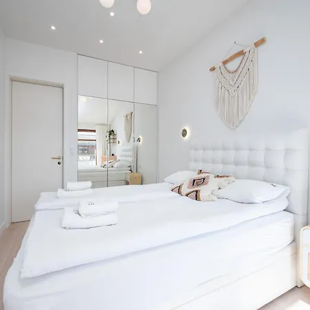 Classy White By Oneapartments * グダニスク